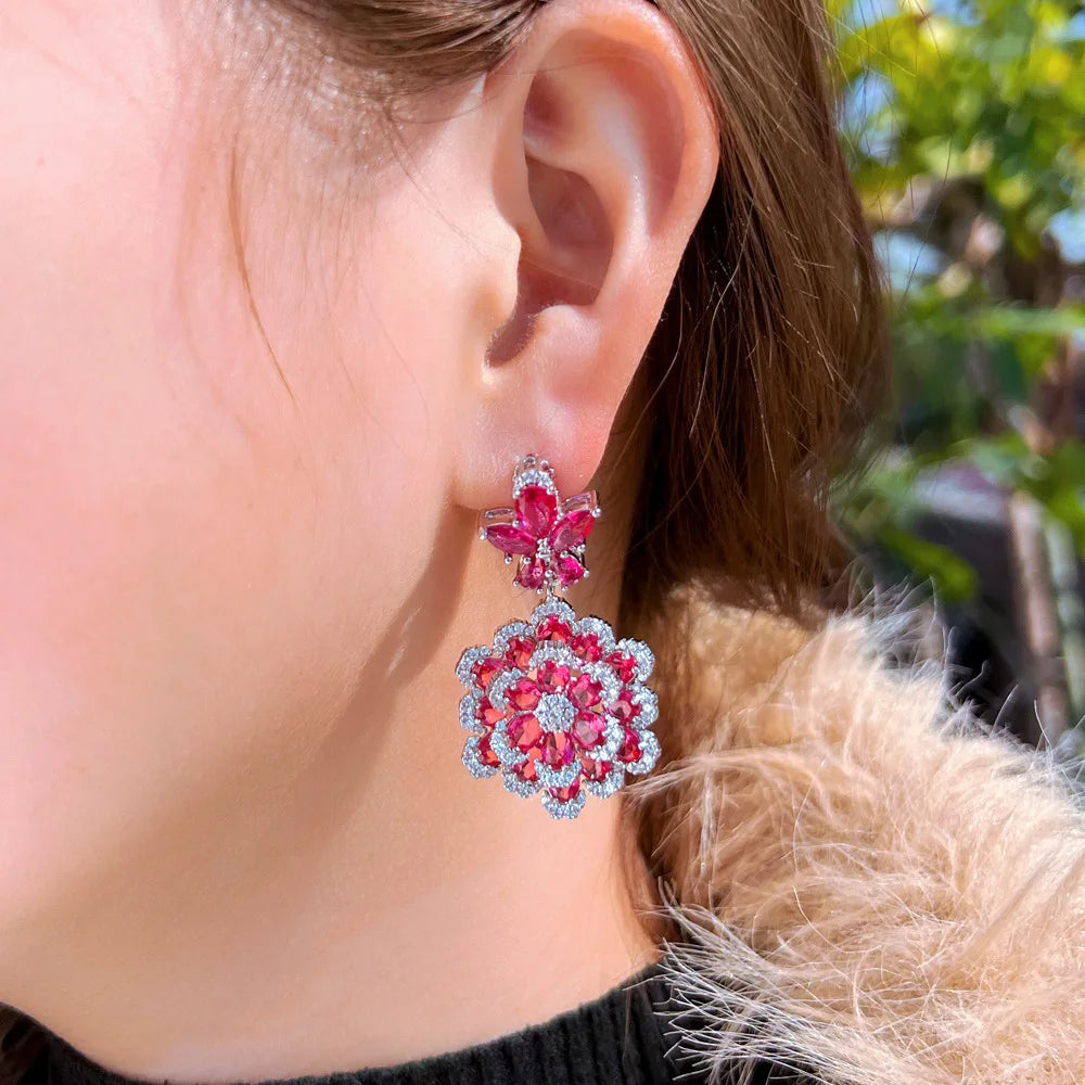Impressionantes brincos inspirados em floral e borboleta em vermelho ardente embelezados com zircônia brilhante para joias da moda feminina