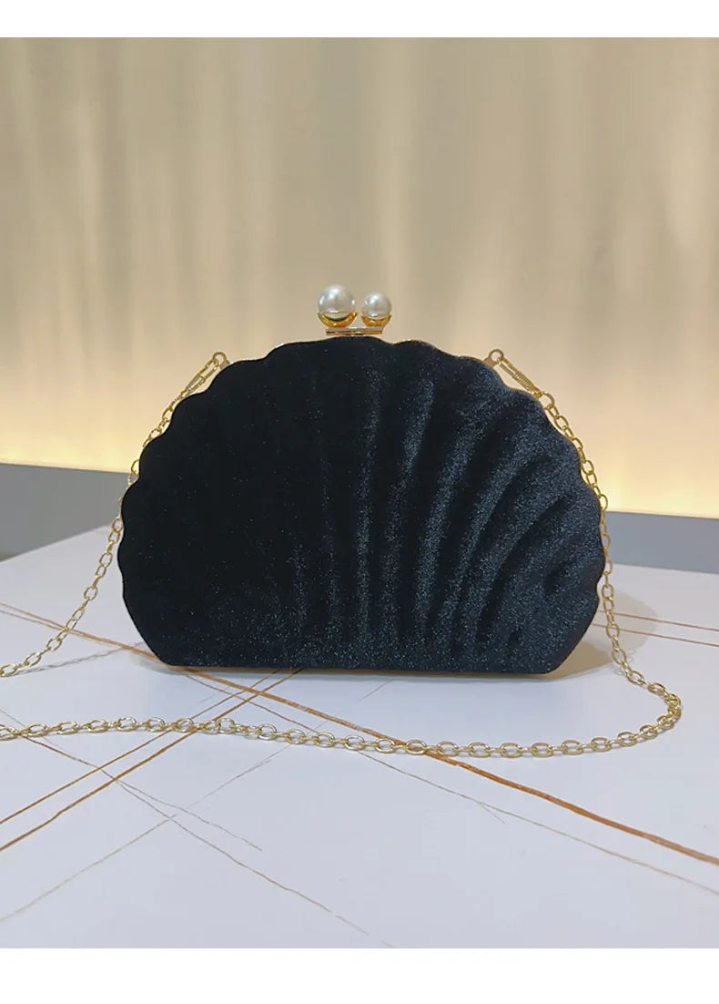 Bolsa de jantar de festa de veludo preto de concha premium Bolsa de embreagem com fecho de pérola Bolsa de casamento Bolsa crossbody Bolsa pequena feminina de veludo.