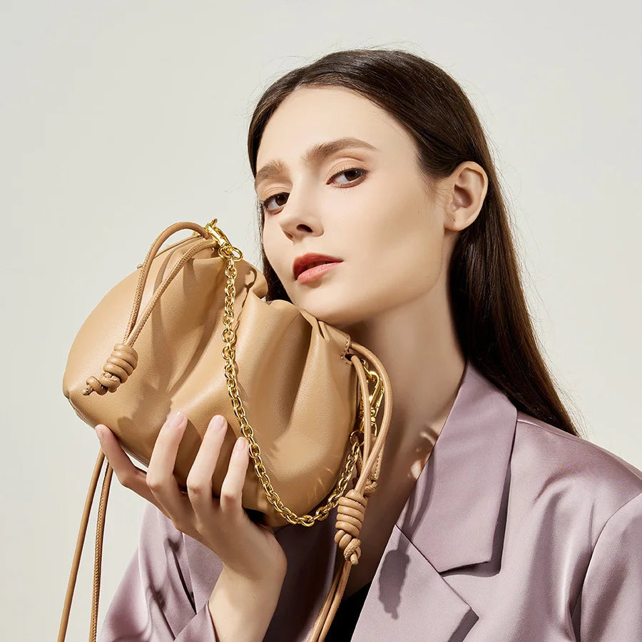 Couro genuíno rugas nuvem bolsa feminina corrente decoração mini balde saco versátil ombro crossbody saco