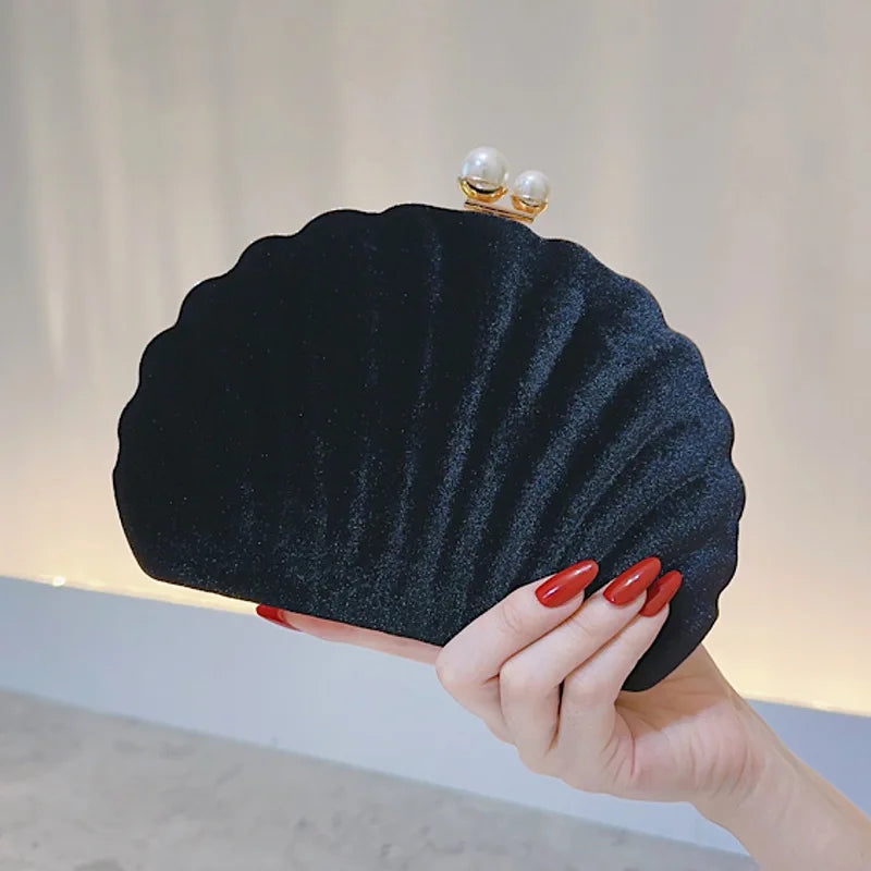 Bolsa de jantar de festa de veludo preto de concha premium Bolsa de embreagem com fecho de pérola Bolsa de casamento Bolsa crossbody Bolsa pequena feminina de veludo.
