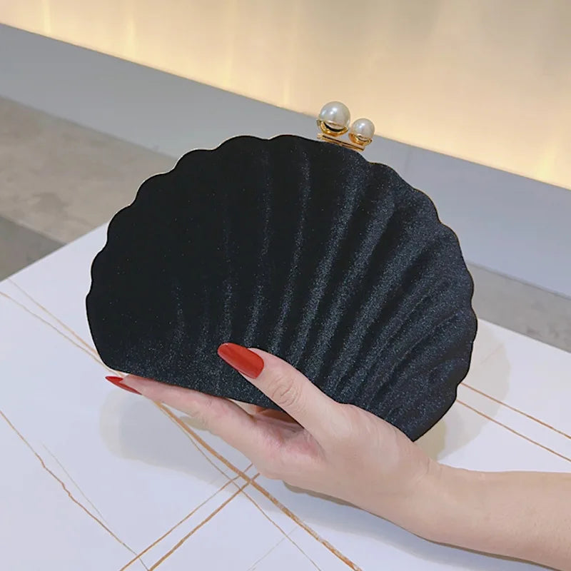 Bolsa de jantar de festa de veludo preto de concha premium Bolsa de embreagem com fecho de pérola Bolsa de casamento Bolsa crossbody Bolsa pequena feminina de veludo.