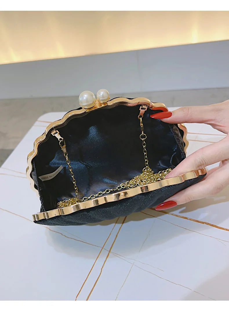 Bolsa de jantar de festa de veludo preto de concha premium Bolsa de embreagem com fecho de pérola Bolsa de casamento Bolsa crossbody Bolsa pequena feminina de veludo.