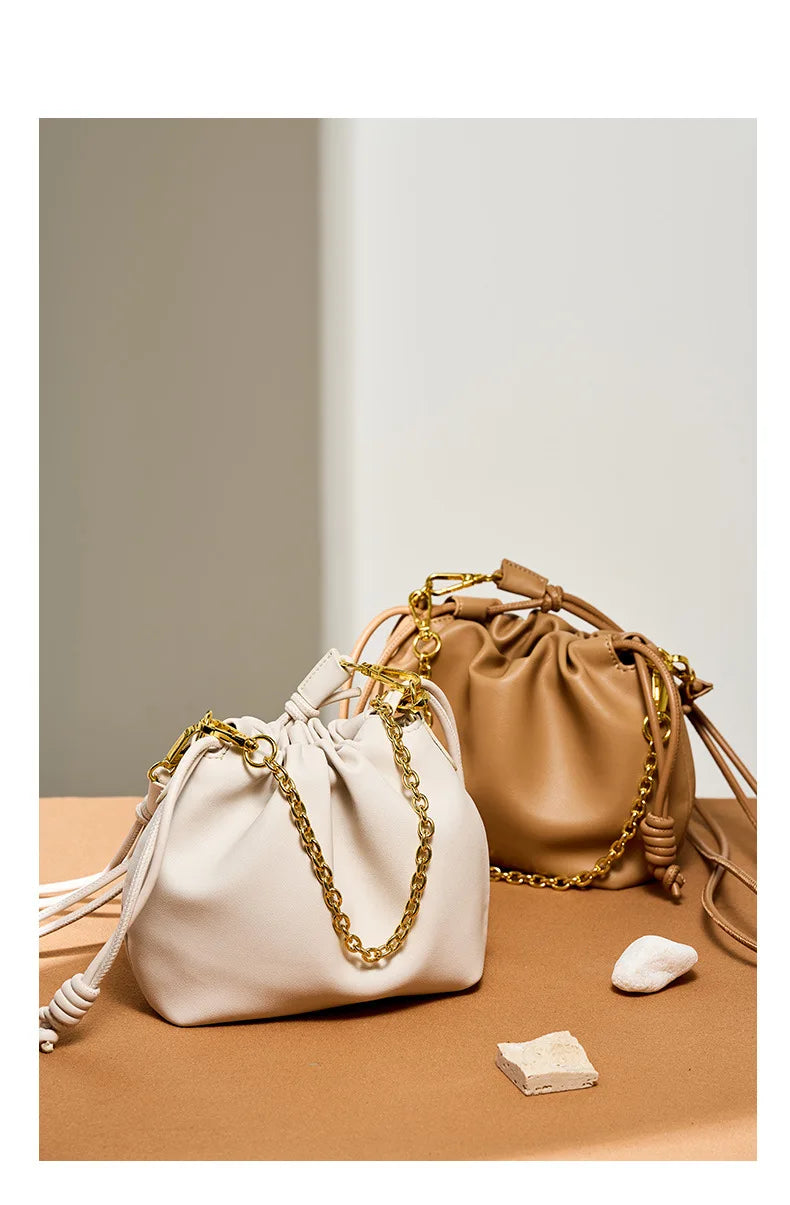Couro genuíno rugas nuvem bolsa feminina corrente decoração mini balde saco versátil ombro crossbody saco