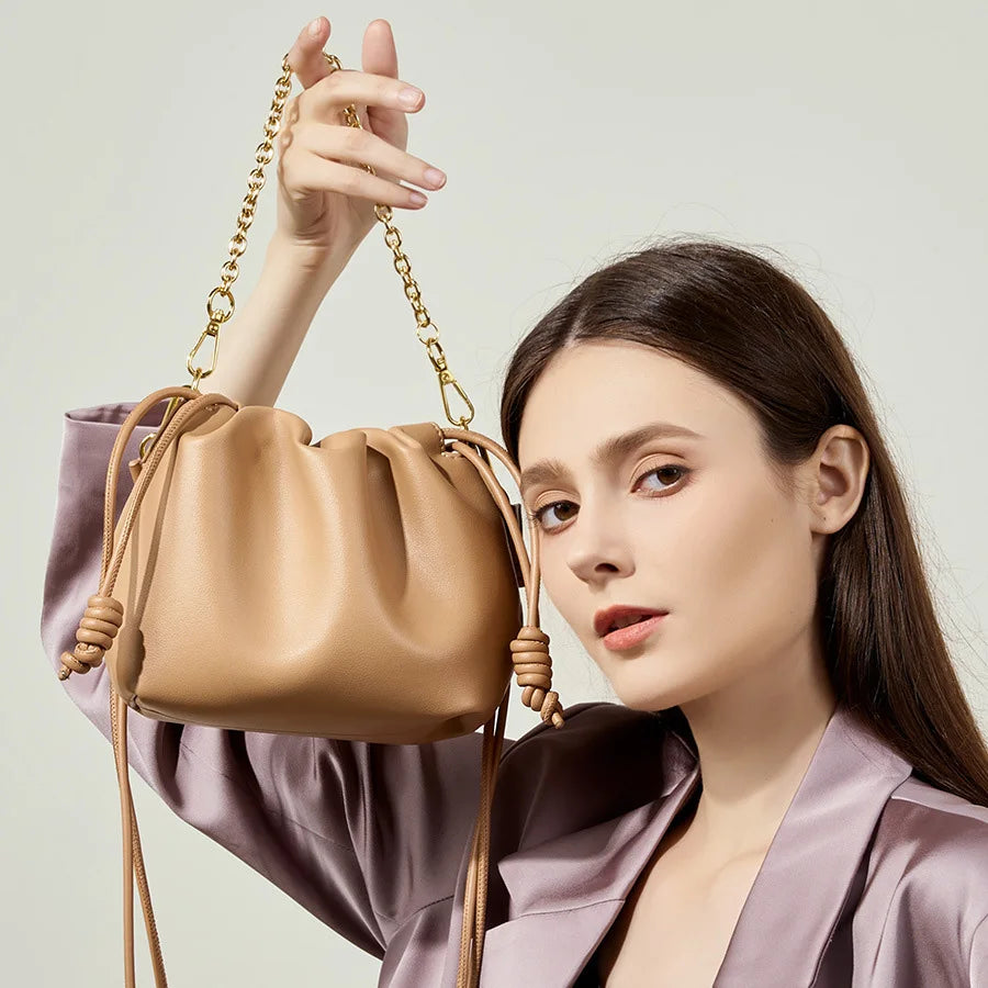 Couro genuíno rugas nuvem bolsa feminina corrente decoração mini balde saco versátil ombro crossbody saco