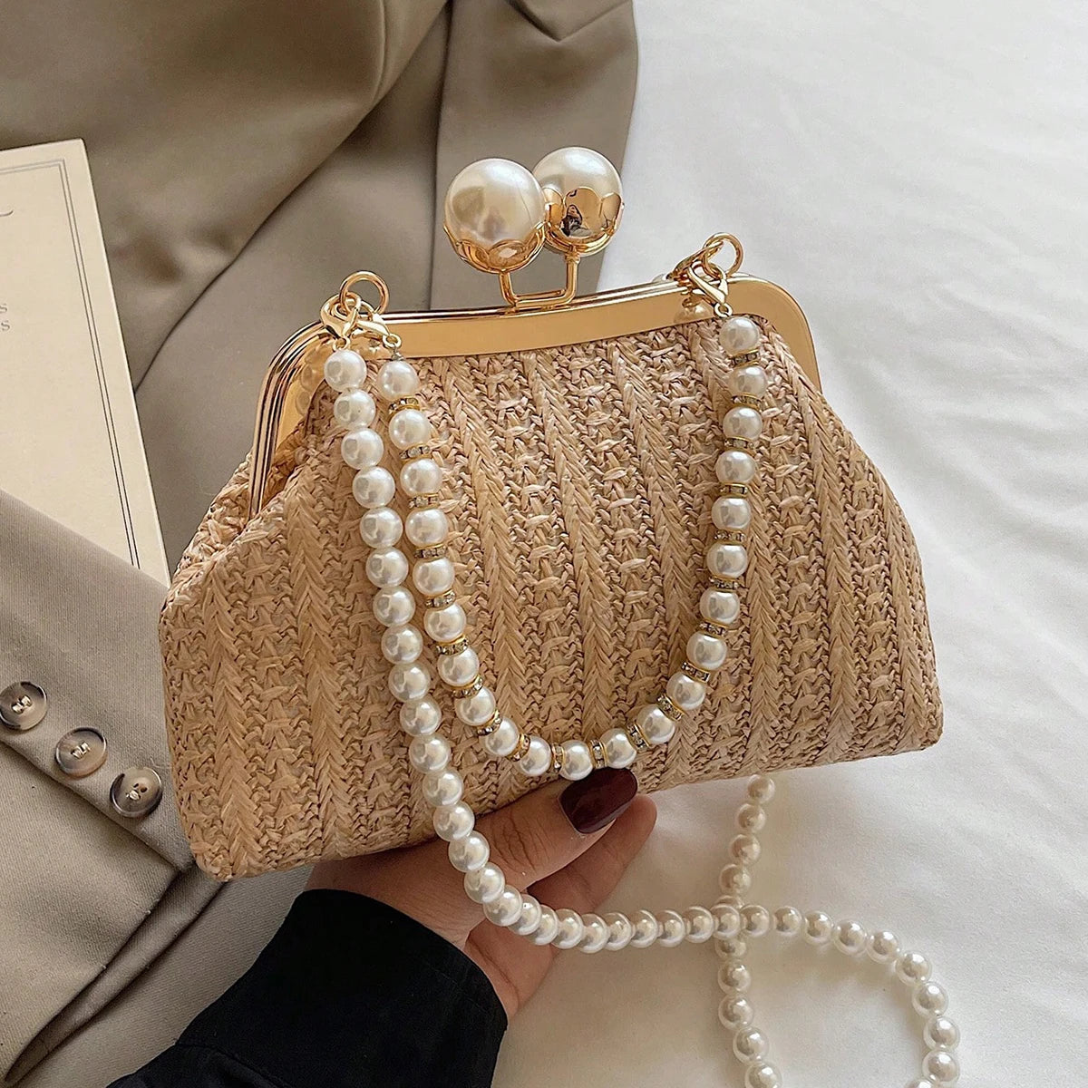 Novas bolsas de palha listradas de cor sólida populares na primavera e no verão, elegantes bolsas crossbody com corrente de pérola de nicho,