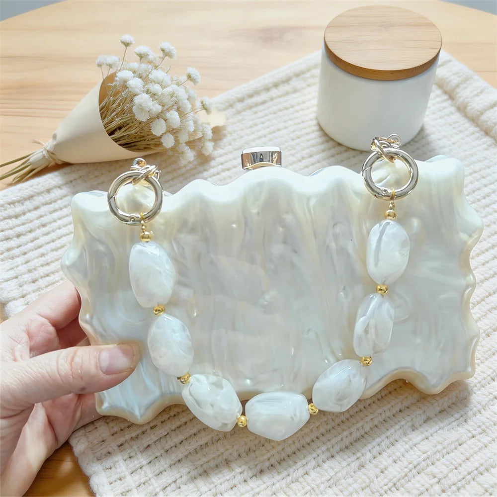 Bolsa Mini Clutch Elegante de Concha com Pérolas e Contas Bege para Mulheres, Bolsa de Ombro Único para Jantar e Casamento em Acrílico