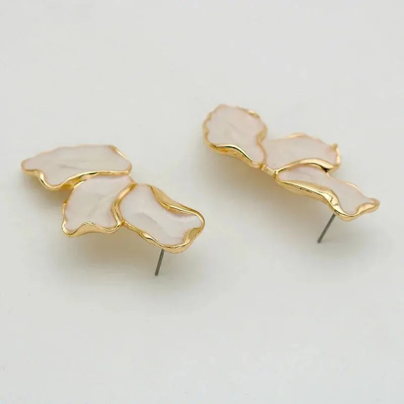 Brinco de metal flor creme epóxi, moda feminina, banhado a ouro, brincos irregulares, design pesado, brincos de declaração