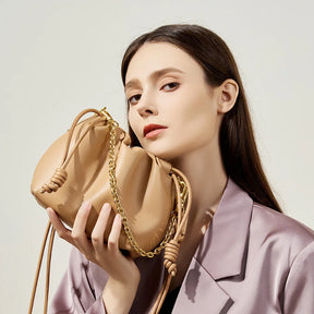 Couro genuíno rugas nuvem bolsa feminina corrente decoração mini balde saco versátil ombro crossbody saco