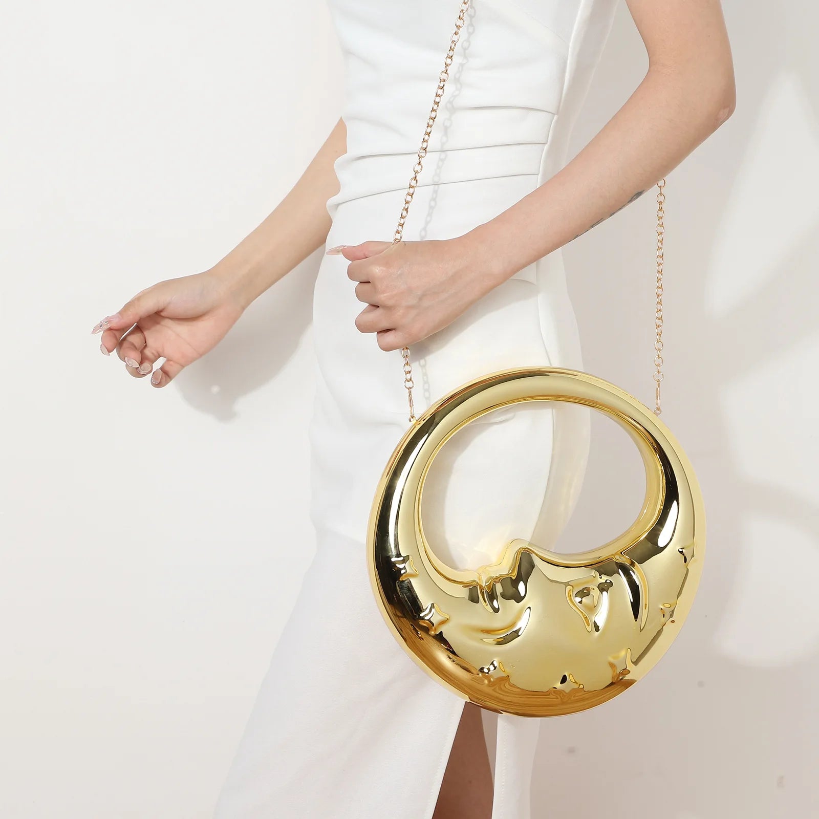 Nova Bolsa de Mão Feminina em Forma de Lua Brilhante com Corrente para Uso de Ombro Único ou Transversal Ideal para Casamentos