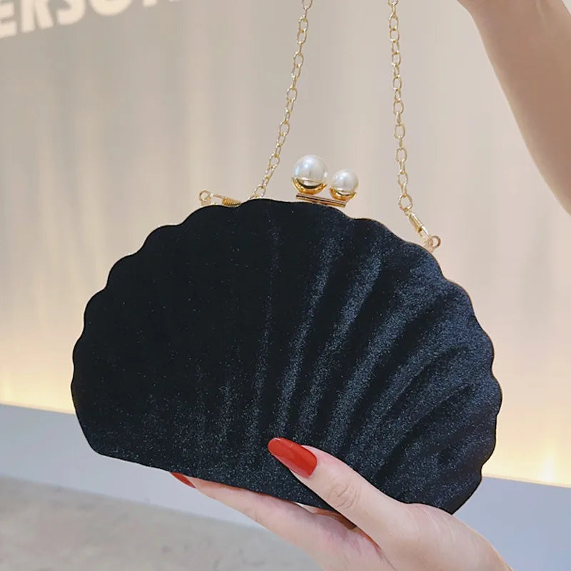 Bolsa de jantar de festa de veludo preto de concha premium Bolsa de embreagem com fecho de pérola Bolsa de casamento Bolsa crossbody Bolsa pequena feminina de veludo.
