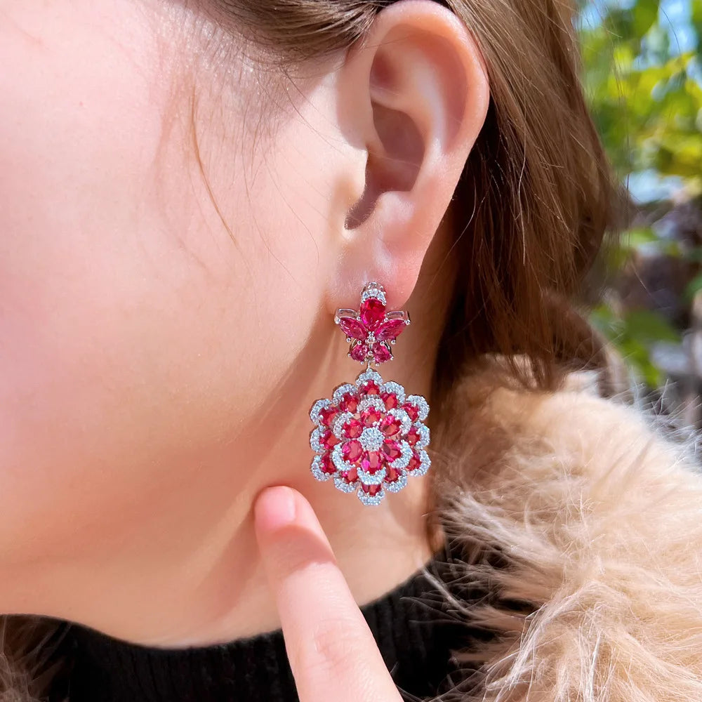 Impressionantes brincos inspirados em floral e borboleta em vermelho ardente embelezados com zircônia brilhante para joias da moda feminina