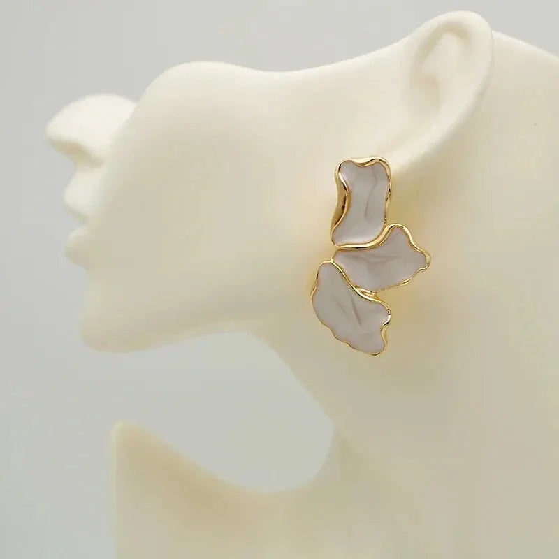 Brinco de metal flor creme epóxi, moda feminina, banhado a ouro, brincos irregulares, design pesado, brincos de declaração