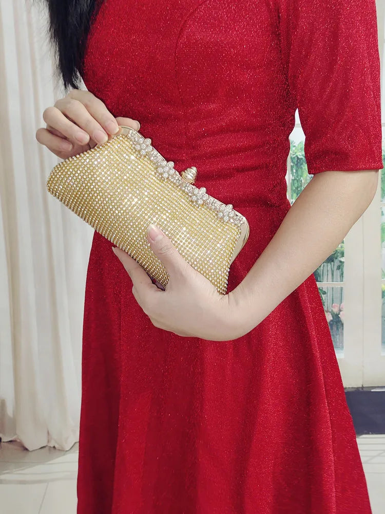 Nova Bolsa de Mão E com Diamantes Embutidos para Noite , Formato Dumpling, em Liga ia, para Mulheres de Meia-Id...