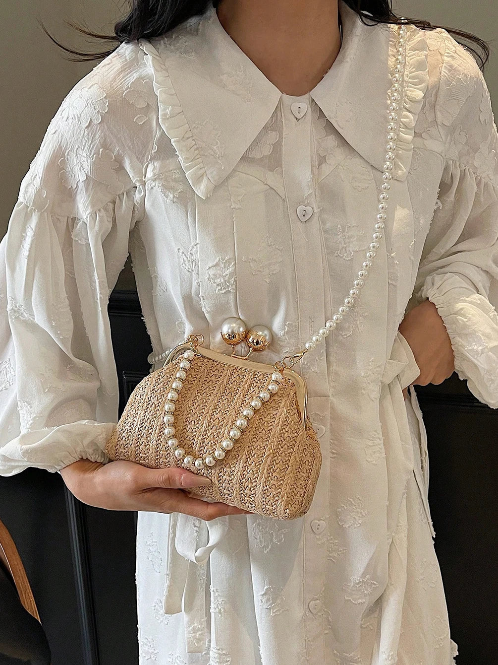 Novas bolsas de palha listradas de cor sólida populares na primavera e no verão, elegantes bolsas crossbody com corrente de pérola de nicho,