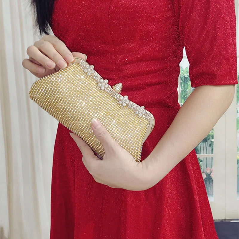 Nova Bolsa de Mão E com Diamantes Embutidos para Noite , Formato Dumpling, em Liga ia, para Mulheres de Meia-Id...
