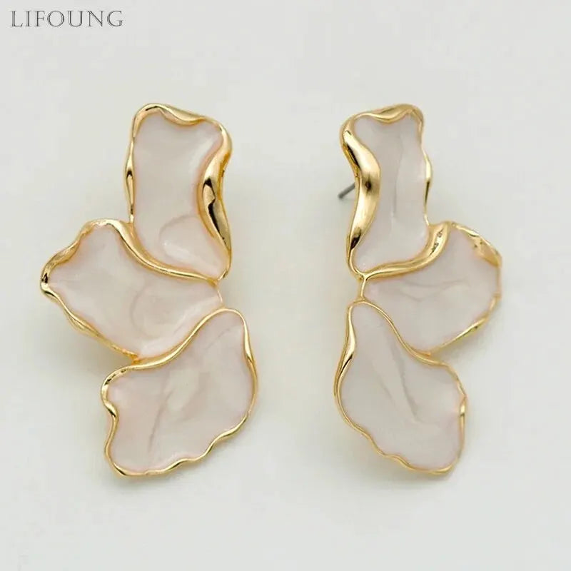 Brinco de metal flor creme epóxi, moda feminina, banhado a ouro, brincos irregulares, design pesado, brincos de declaração