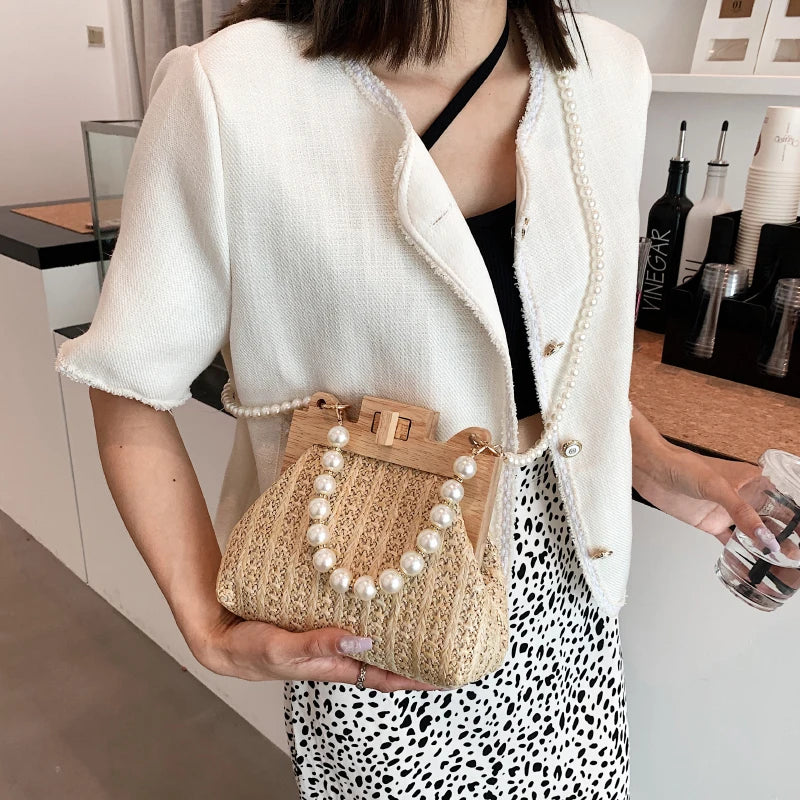 Nice Pearl Chain Straw Bag Mulheres Hand-Woven Handbags Mulheres Verão Madeira Rattan Shoulder Bag Marca de Luxo Crossbody Bag