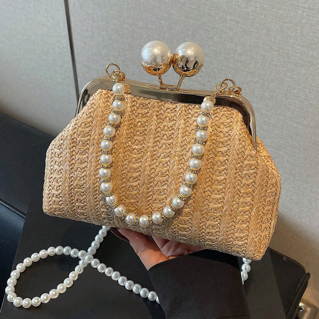 Novas bolsas de palha listradas de cor sólida populares na primavera e no verão, elegantes bolsas crossbody com corrente de pérola de nicho,