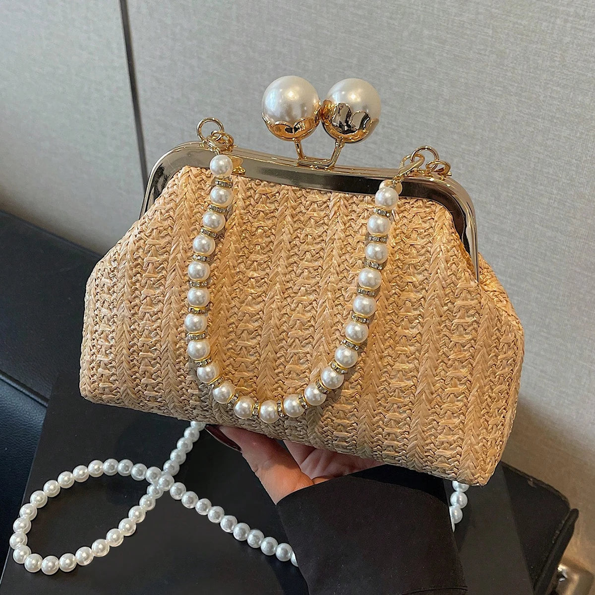 Novas bolsas de palha listradas de cor sólida populares na primavera e no verão, elegantes bolsas crossbody com corrente de pérola de nicho,