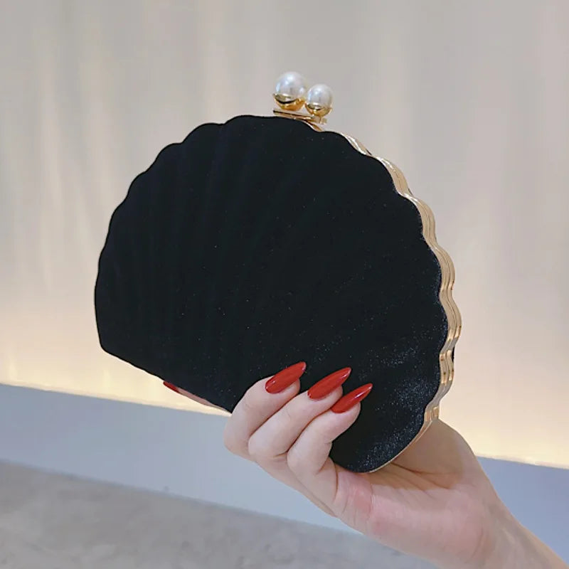 Bolsa de jantar de festa de veludo preto de concha premium Bolsa de embreagem com fecho de pérola Bolsa de casamento Bolsa crossbody Bolsa pequena feminina de veludo.
